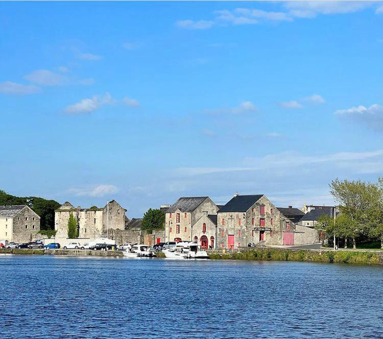 Riverfront Apartments At The Blue Goat Ramelton Exteriör bild